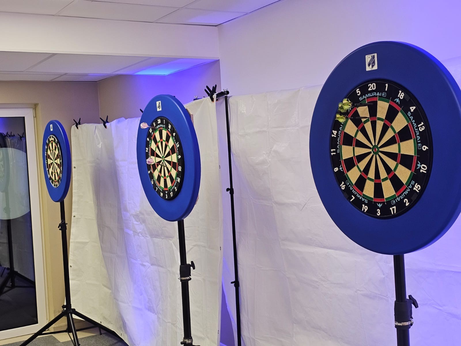 Darts im Flug auf die Scheibe